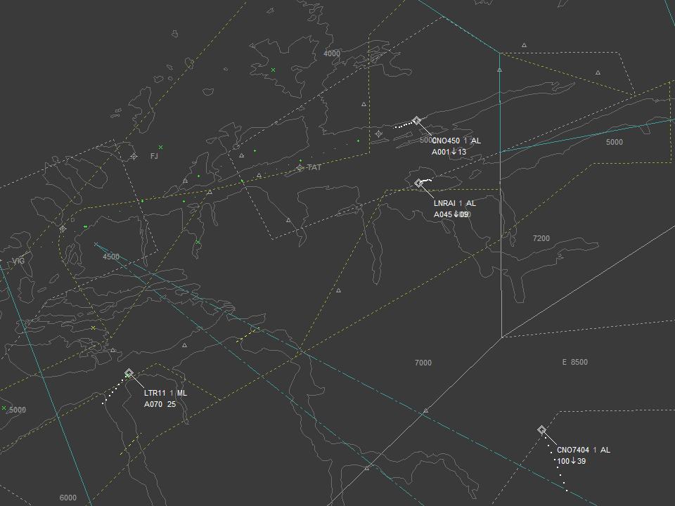 Statens Havarikommisjon for Transport Side 3 Figur 2: Situasjonsbilde fra radar kl. 14:50:38. CNO450 er i ferd med å lande på Årø. LN-RAI synker fra 4 500 ft over Sekken.