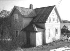 Bildet til venstre viser våningshuset fra hagesida i 1992.