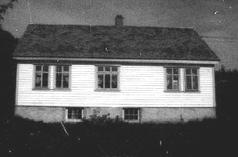 Bildet til høyre viser huset i 2003, nå er den karakteristiske supanelen og