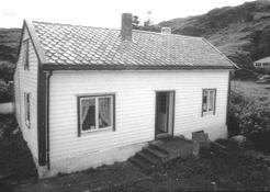Et langsgående tilbygg på baksida var satt på seinere. I 2003 er huset igjen under oppussing.