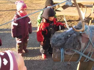 Barna ble spesielt opptatt av huset til samene (lavvoen), og reinsdyrene med slede. Dette er noe de har snakket en del om. Det har også vært mye stemningsfull joik på basen.