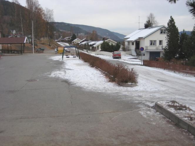 FAGERNES SKOLEOMRÅDE - TRAFIKK - PARKERING 15 (19) 4.1.5 Nåværende skolegård foran barneskolen. Skolegården ved dagens barneskole er asfaltert og ligger tett inntil Øvrevegen.