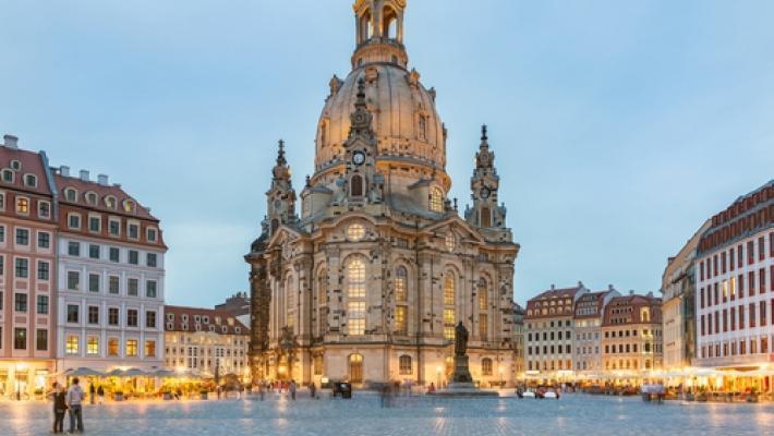 Frauenkirche åpnet dørene i 2005 Zwinger (11.2 km) Som ca. 80% av Dresden, så ble også Zwinger ødelagt under de alliertes bombardement mellom 13. og 15. februar 1945.