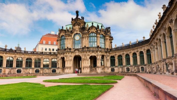 Zwinger-palasset har flere spennende museer Semperoper (11.6 km) Semperoper er Dresdens operahus, oppført i 1841 av arkitekten Gottfried Semper.