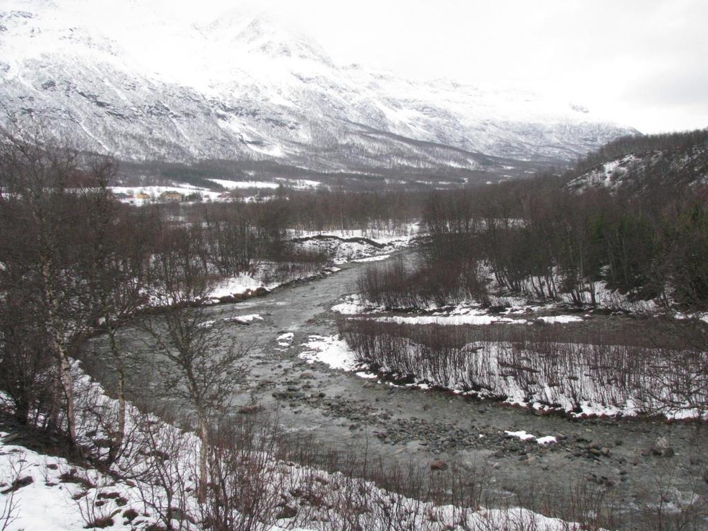 Grunnvannsundersøkelser i områdene Sjursnes, Lakselvbukt og Olderbakken 19 av fjellblotninger i elveløpet, samt påvisning av silt/leire i skråningene ned mot elva.