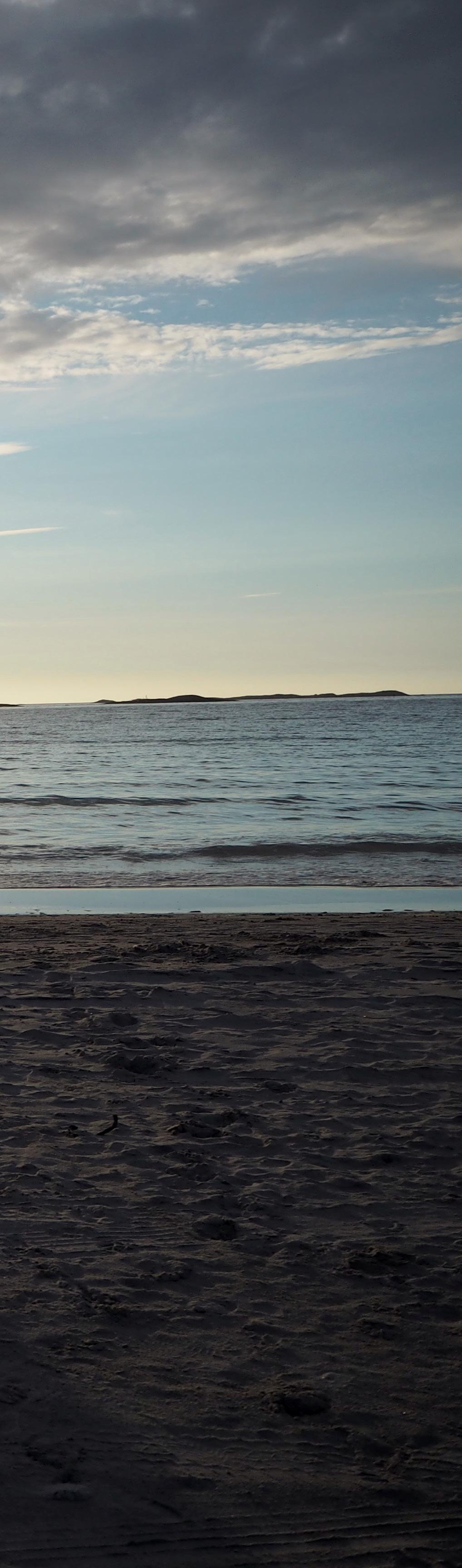 BLimsanden og alnes Blimsanden er en liten perle rett utenfor Ålesund. Stranden ligger på den fine øya Vigra, og vender rett ut i havgapet.