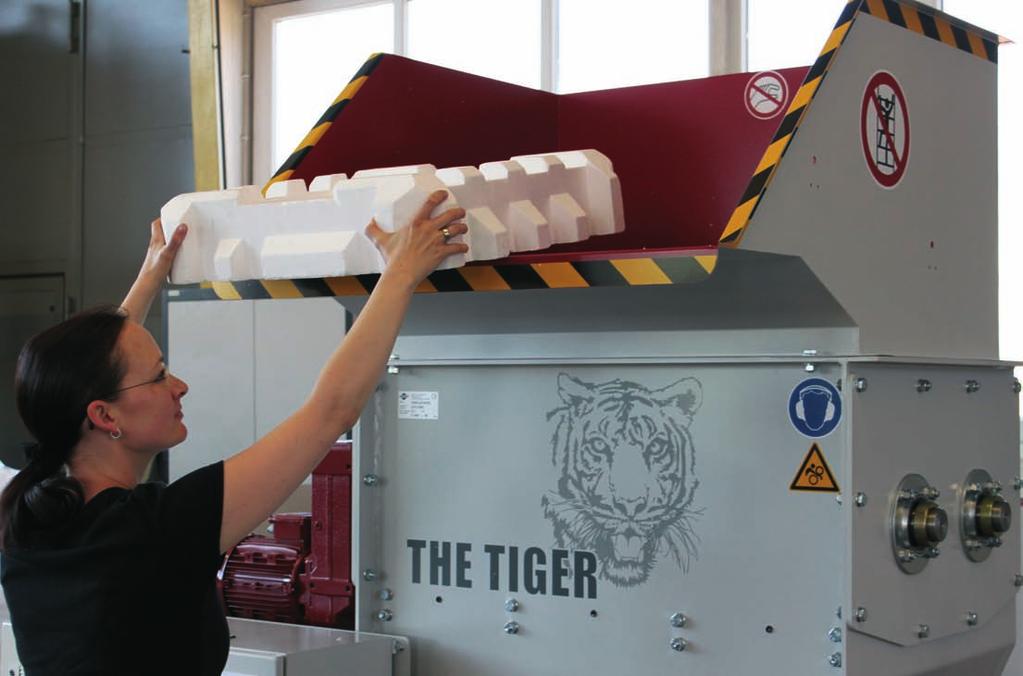 The Tiger En effektiv forknuser med to-tanns roterende aksler Gjennomløpsmengde (Kg/t) Kompaksjonstetthet (Kg/m³) Skruekompaktor Grovkvern Blokkstørrelse Innmatingsbredde Vekt (Kg) Nominell effekt