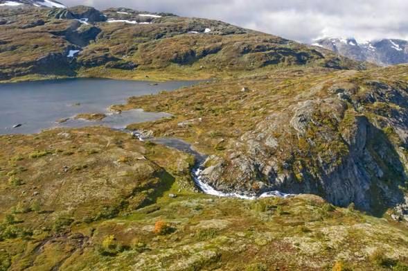 Einsetbekken er en relativt synlig sideelv som glir over blankskurte berg ned fjellsiden øst for Mosdalsbekken.