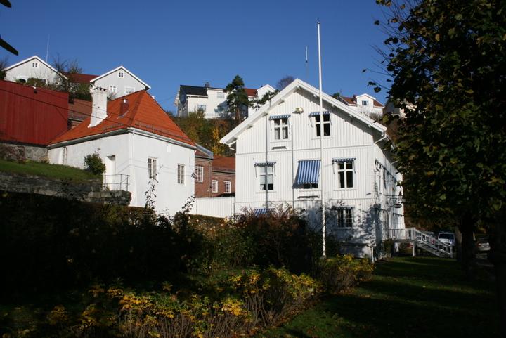 Da huset var ferdig, var det det største våningshuset i Kragerø. Det var et stort anlegg bygget for selskapsliv, hvor 2. etasje hadde to store saler. Til anlegget hørte også en hvit steinbygning.
