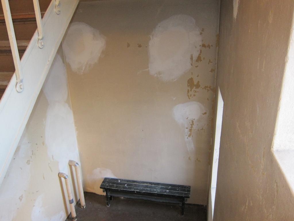 Veggmalingen i begge trapperommene er påvist å inneholde konsentrasjoner av sink som klassifiserer malingen som farlig avfall (vedlegg I). Prøvested er vist på foto i Figur 28. Dokumentnr.