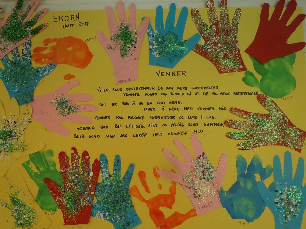 Ekorn startet måneden med å fokusere på venner og sosial kompetanse. Barna fikk ha maling på hverandres hender (hjalp hverandre) og lagde avtrykk på en stor plakat.