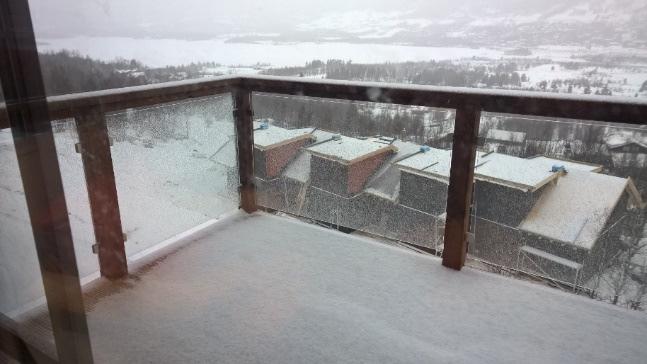 Balkong gulv: vanntett gulv med impregnert terrassebord 8.2.