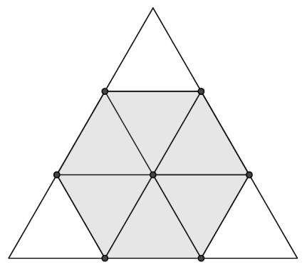 Er det noen som er markert to ganger? Hvilke lengder har vi da tatt med for mye? Oppgave 2 En likesidet trekant har sidelengder 6 cm. Trekanten deles i ni kongruente små trekanter som på figuren.