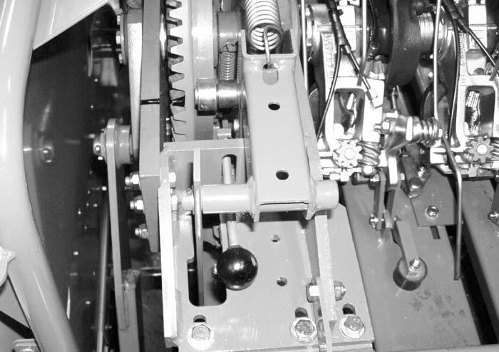 Innstillinger Nåler til trykkstempelet For å innstille nålene til trykkstempelet, demonteres først kraftoverføringsakselen til drift av knyterakselen.