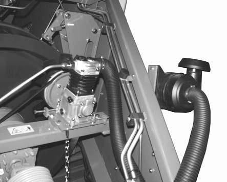 Pleie og vedlikehold 9.6 Kompressor Dersom storballepressen er utstyrt med hydrauliske bremser, forsynes knyterrenseren med trykkluft via en kompressor () som er montert mellom dragerholmene.