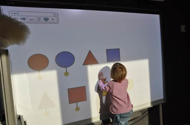 I APRIL HAR VI: IKT: IKT-Smartboard er veldig kjekt for barna.