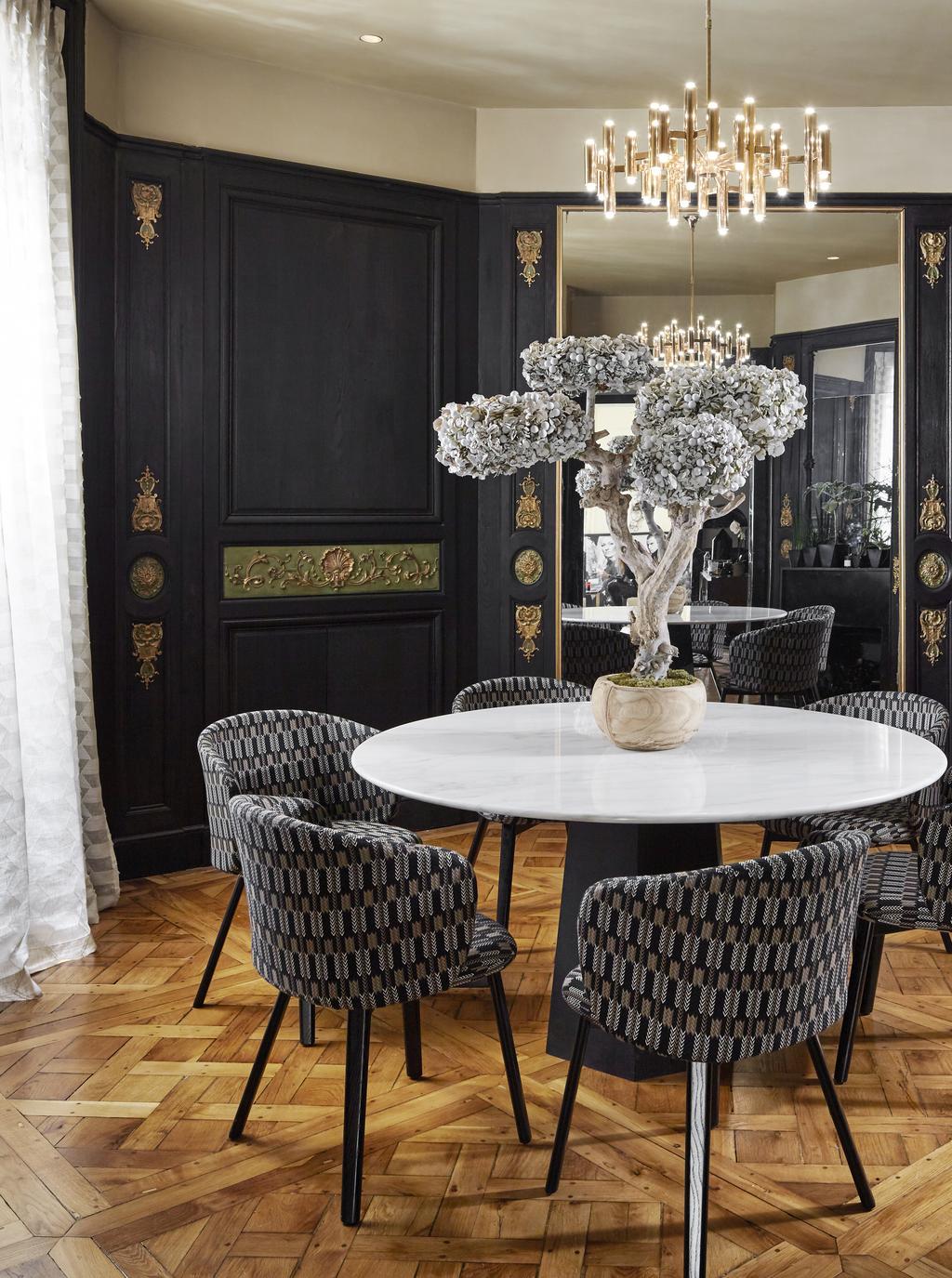 PERSONLIG PREG: Både det runde bordet i Calacatta-marmor og stolene er designet av Laura Gonzalez.