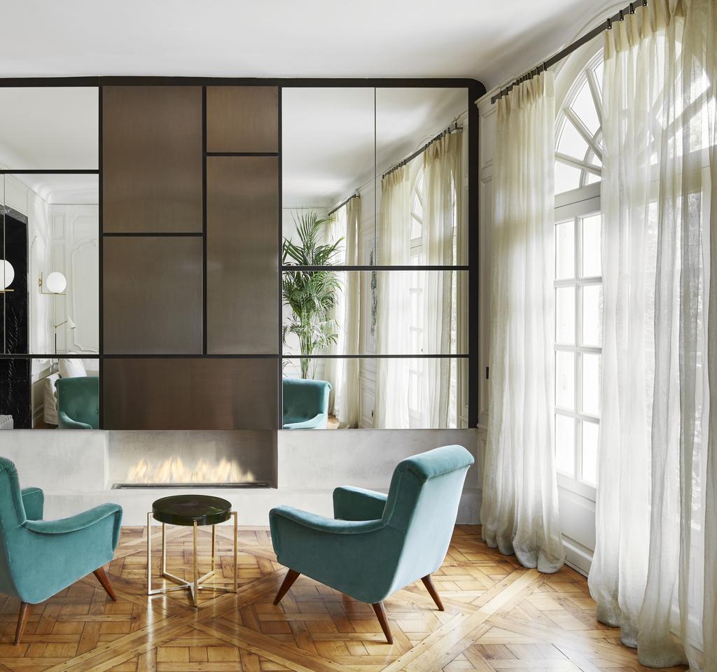 Jeg designer bare hoteller, restauranter og private hjem. Aldri motebutikker. Moderne og vintage: De turkise stolene og bordet er vintage.