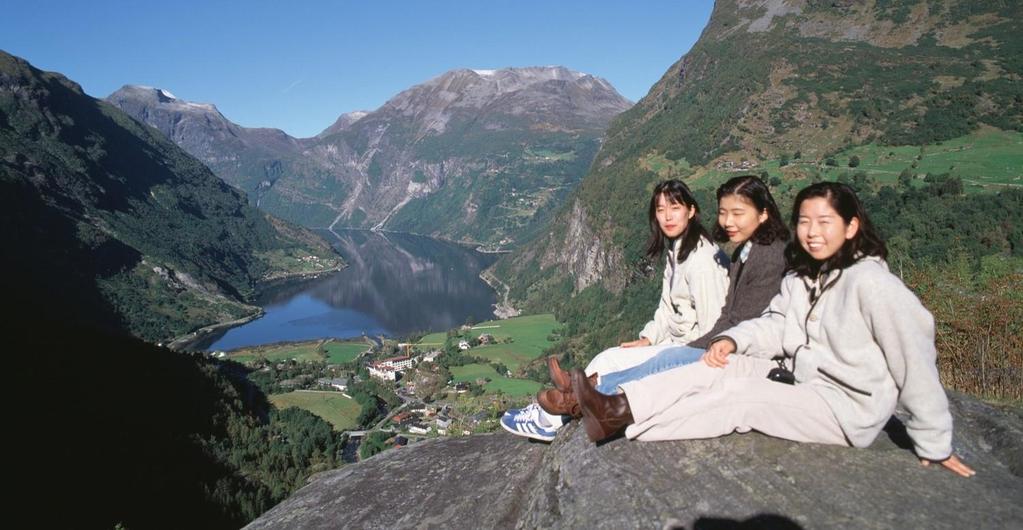 KINESISKE FERIEREISENDE I NORGE I dette avsnittet ser vi nærmere på de kinesiske turistene som har vært på feriereise i Norge i sommersesongen.