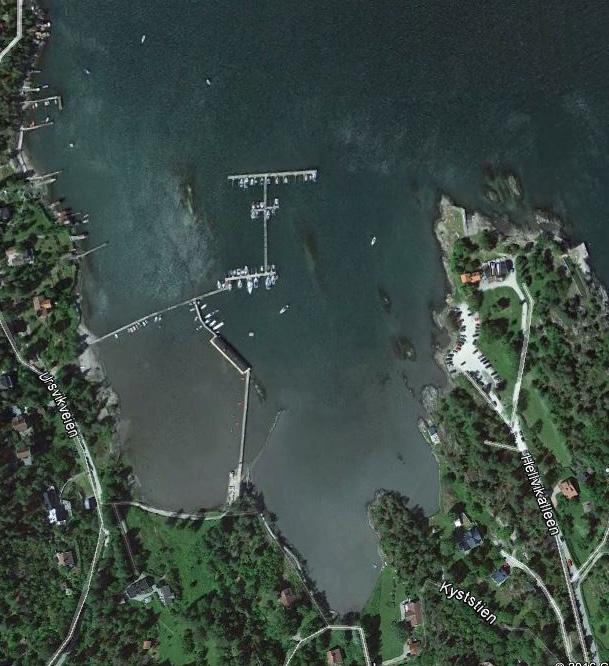 Av hensyn til naturmiljøet bør båthavna her ikke utvides, men flyttes til en mer eksponert strandlinje. Fig 8 - Venstre.