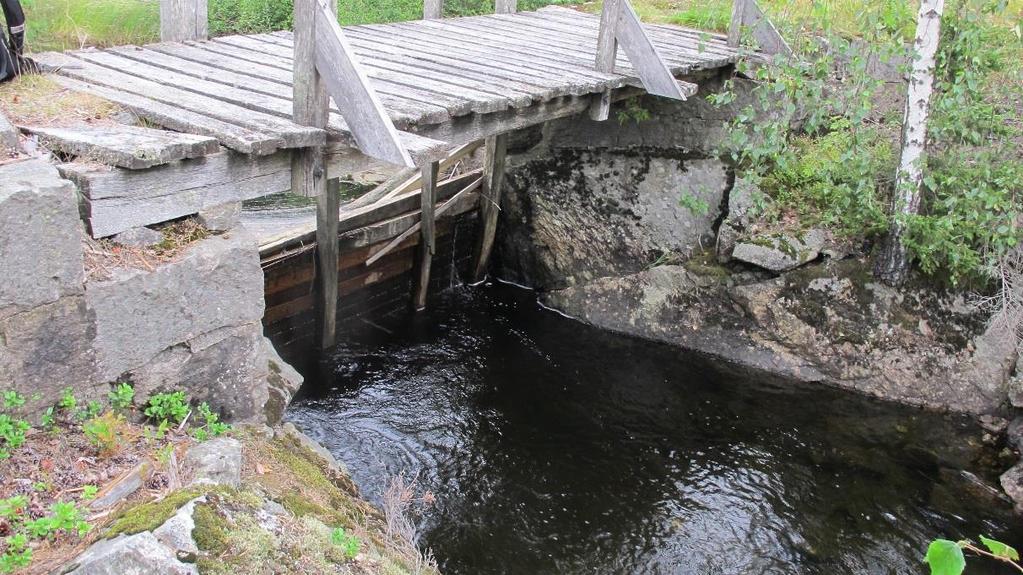 August 2015) Figurene over viser at dam Høl har flere deler med ulike høyder, tverrsnittet har en total lengde på 51