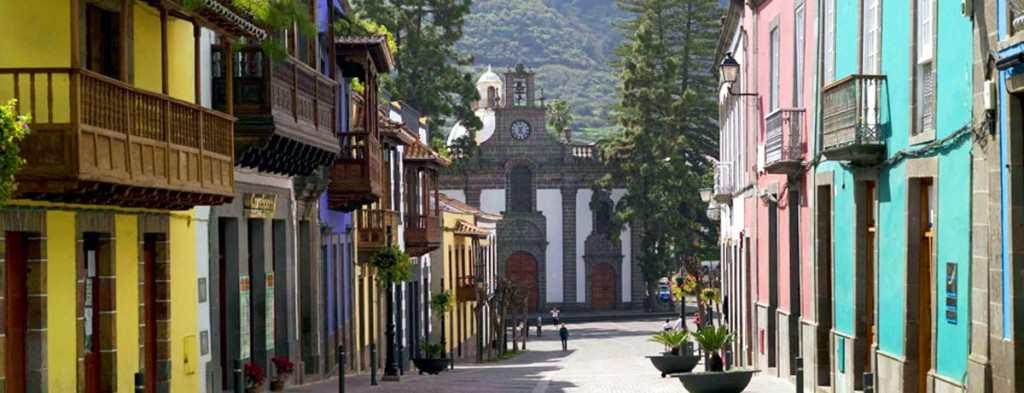 1968 og 1969. Bak alteret ligger el Camarín de Nuestra Señora del Pino, som er et hyppig besøkt sted av sognebarna. Den 8.