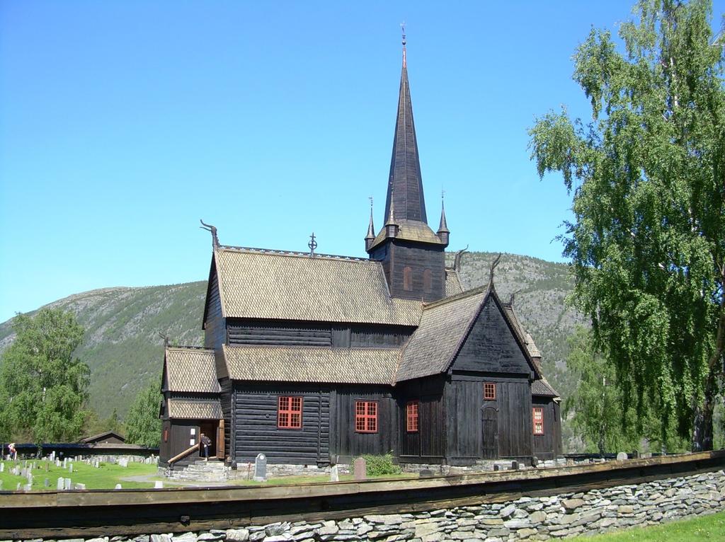 Stavkyrkjeprogrammet: Kyrkja etter tjærebreiing. Foto: Are Flaten, Riksantikvarens arkiv. SAMANDRAG Lom stavkyrkje er datert til omkring 1160 og er ei av dei største stavkyrkjene i landet.