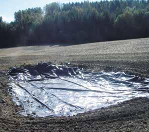 29 4.4 Drenering av bakkeplanerte områder problemer og løsninger Bilde 33: Kumdam under anlegg. Membranen trekkes helt over kummen, før det klippes hull, og rista settes på.