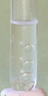 Hydrokarboner og vann i sminkefjerner Innhold 1 parafinolje i rør 1 farget etanol i dråpeteller 1 vann i dråpeteller 1 modelleire 1 tørkepapir Ekstra saks Sikkerhet Etanol: Fare Meget brannfarlig