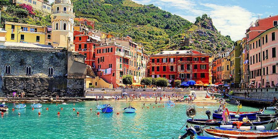 Byen domineres av den genovesiske borgen, siden denne lille havnebyen en gang som de andre byene i Cinque Terre, var genovesiske bastioner.