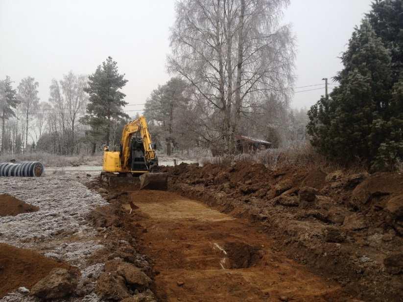 Metode Maskinell sjakting I dyrket mark er det vanlig å bruke gravemaskin for å søke etter strukturer skjult under matjorden.