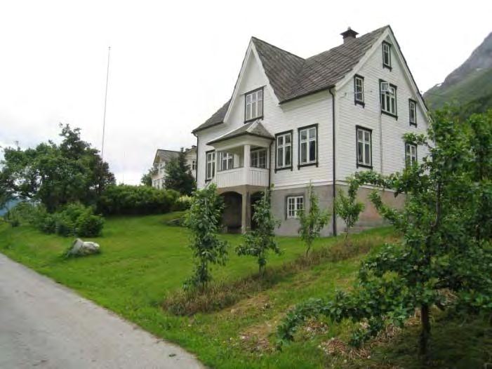 Bnr 8: Tunet har av 5 hus: Hovudhus, tømra frå 1930-35 Eldhus, tømra.