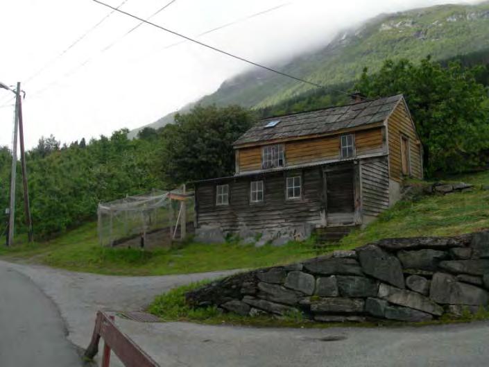 Husmannsstove frå 1700-talet med nyare tilbygg i front. Vart flytta frå fellestunet.