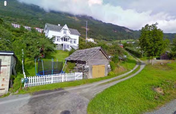 Bnr 10: Hausasanden ligg nedanfor fylkesvegen mot fjorden. Det er fleire bustadhus på bruket.