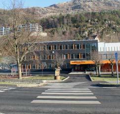 Nabolaget Fra Lyderhornkollen er det kort vei til det du måtte trenge i hverdagen. Dagligvare, fritidstilbud, skole og barnehage er ikke langt unna.