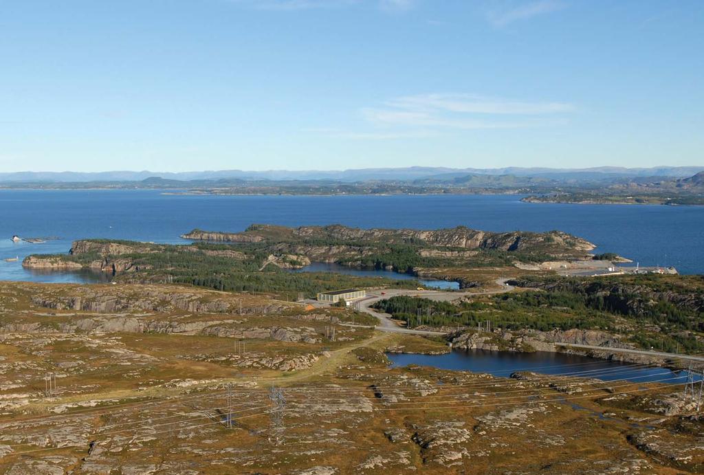 Sikt nordøstover mot Hellevatnet og Helleneset.