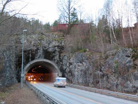 Det legges til rette for hyppige rømningsveger mellom tunnelene på E6 samtidig som rømning mellom jernbane og E6- tunnelene opprettholdes. Flere havarinisjer avsettes i hvert av tunnelløpene.