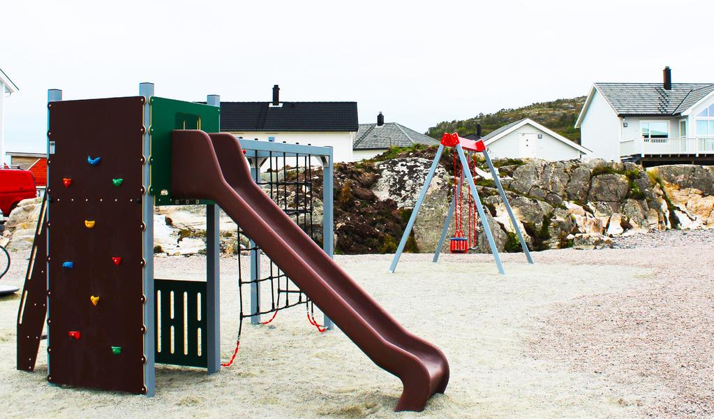 taustige og klatrenett. Leveres i to fargekombinasjoner. Lekeplass på Sommero, i regi av Kristiansund kommune.