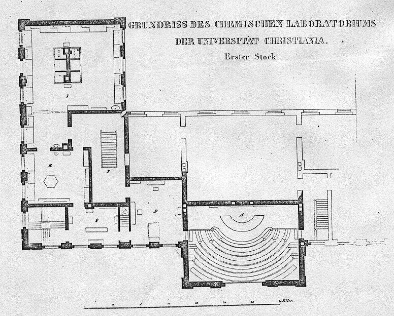 Kjemien disponerte den nordøstre del av kjelleren og første etasje.på plantegningene er auditoriet er til høyre og midt på fasaden.