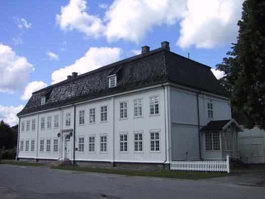 77 Dagen etter var det omvisning i bergseminarbygningen, og jeg holdt et foredrag om kjemiens historie fra 1757 til 2007 i foredragssalen (bildet). Artikkelen foran er en utvidelse av foredraget.