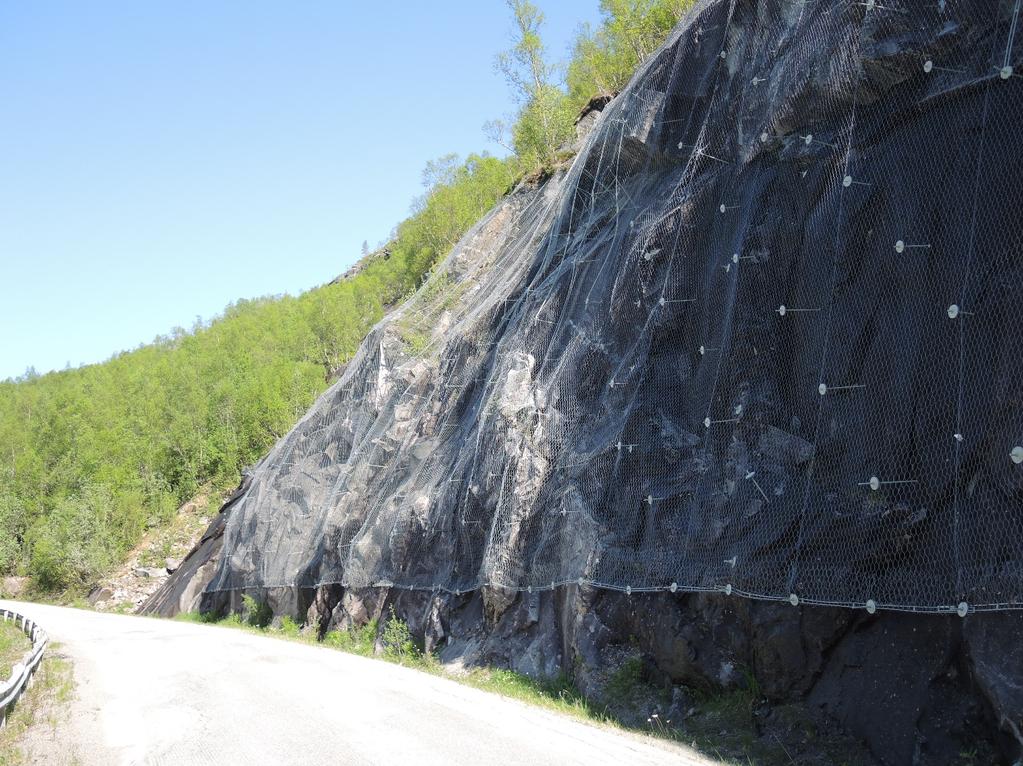 Foto 9[PN_2902]: Eksisterende bergskjæring langs Fv613 vest for ~pel 34800. Bergarten er granittisk gneis.
