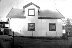 treromsstue, bygd ut til midtgangshus først på 1910-tallet slik huset i hovedsak