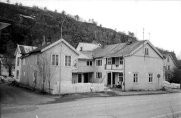 Registreringen i Holmestrand begynte i 1989 ved Nils Kjærsgate 1 3 og Rådhusgata 2, fordi husene her var vedtatt revet (0702-105-023-025).