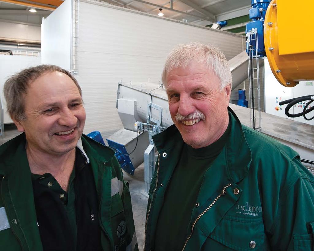 Kjell Hansen (t.v) og Odd Kalstrup jobber i det nye forbehandlingsanlegget for våtorganisk avfall på Lindum. Visste du at: I 2009 hadde Lindum 100.000 besøk på gjenvinningsstasjonen.