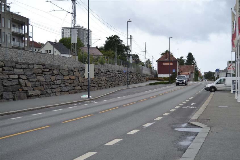 7 Bilde 3. Jernbanen ligger på fylling direkte langs vegen i sørlige del av Strandgata. Delstrekning 3B Jernbaneveien, St Olav V s plass og Elvegata Terrenget er flatt i sentrumsområdet av Sandnes.