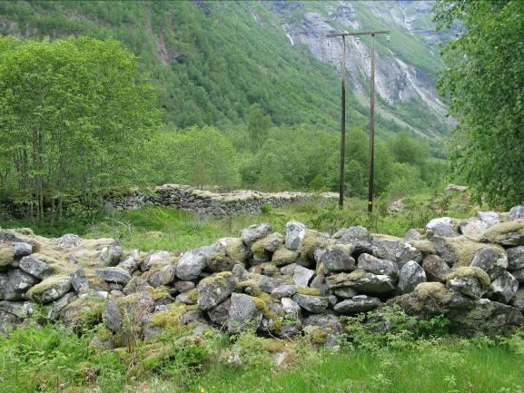 utelukkes at de har vært brukt til andre formål i eldre tid (pers. medd. Eva Moberg, Sogn og Fjordane Fylkeskommune). Opprinnelig alder og funksjon er derfor ukjent. Figur 6.5.3.