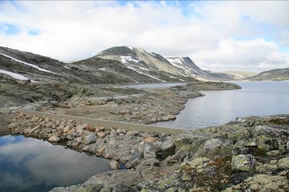 Det vil ikke være behov for bygging av dam. I dag er det en liten betongterskel i sørenden av innsjøen (fig. 3.