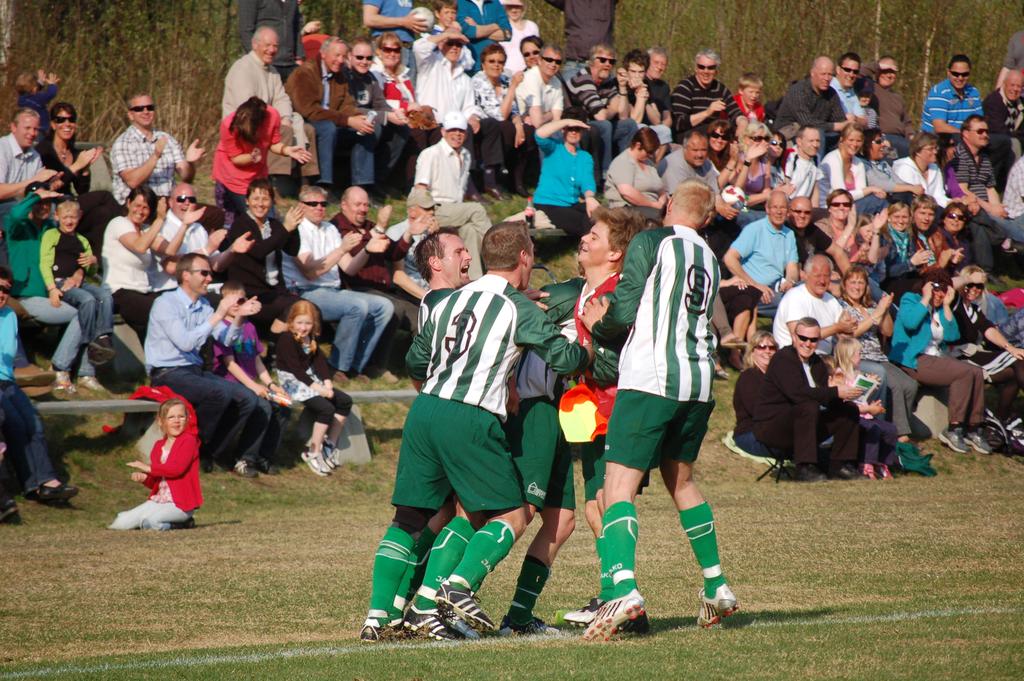 Foto: one idsel anden Kvam var tilbake i seniorsammenheng i 00. Her fra kampen mot EI. mai som trakk over 00 tilskuere. tefan igurdsson har nettopp gitt Kvam -0 ledelse og jubelen stod i taket.