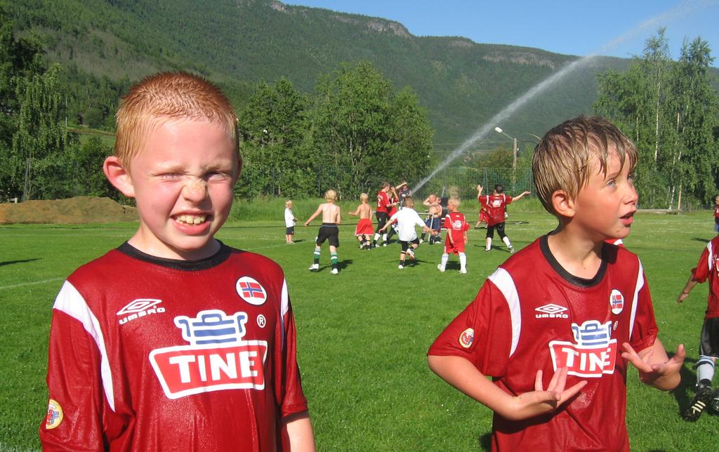 Foto: Gunn Kristin ien INE Kvam Fotballskole 00. Ole ium og Johan ien har akkurat avkjølt seg i vannkanonen under fotballskolen.