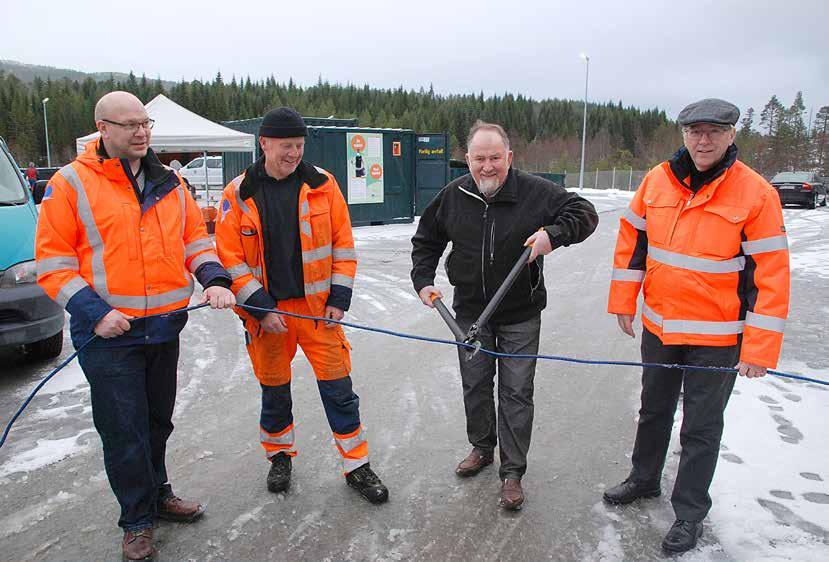 Styremedlem i RIR, Ola Tjelle klipper snora på nye Bersåshaugen gjenvinningsstasjon.